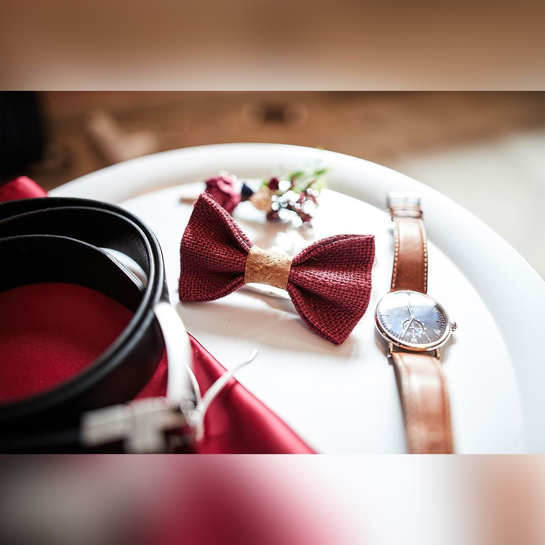 Détails des accessoires du marié : nœud papillon, montre et chaussures