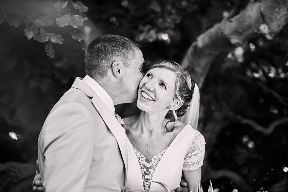 Audrey et Florian, portrait en noir et blanc dans un écrin de verdure au Moulin de Verzenay