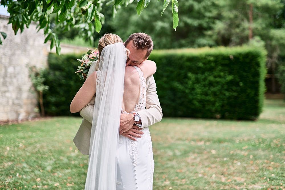 Harmonie et Anthony enlacés dans le jardin du Domaine des Pommerieux