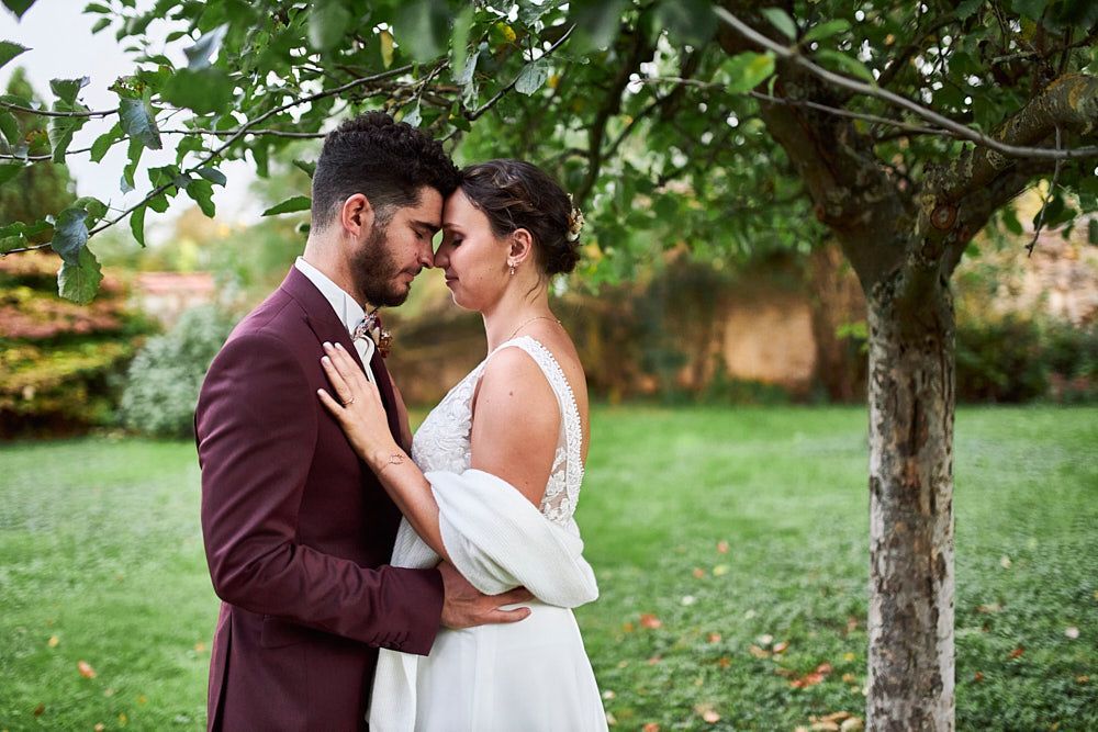 Julie et Guilhem enlacés sous un arbre au Clos de la Robe