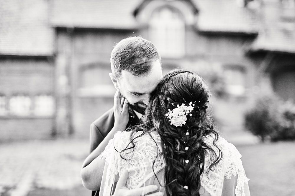 Portrait en noir et blanc de Philippine et Anthony, enlacés après leur mariage