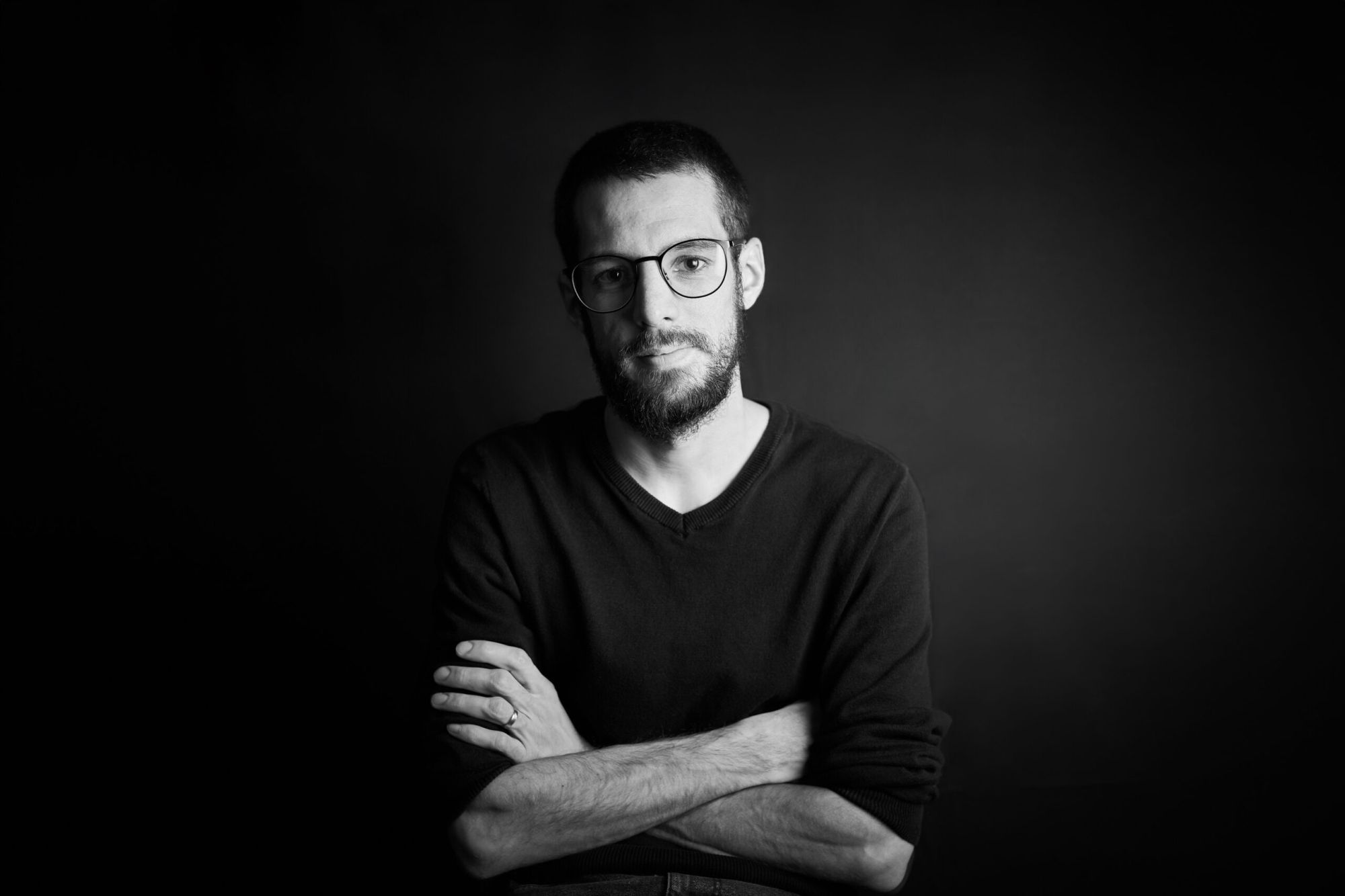 Portrait en noir et blanc de Gaëtan Balicki, photographe de mariage et d’immobilier à Reims