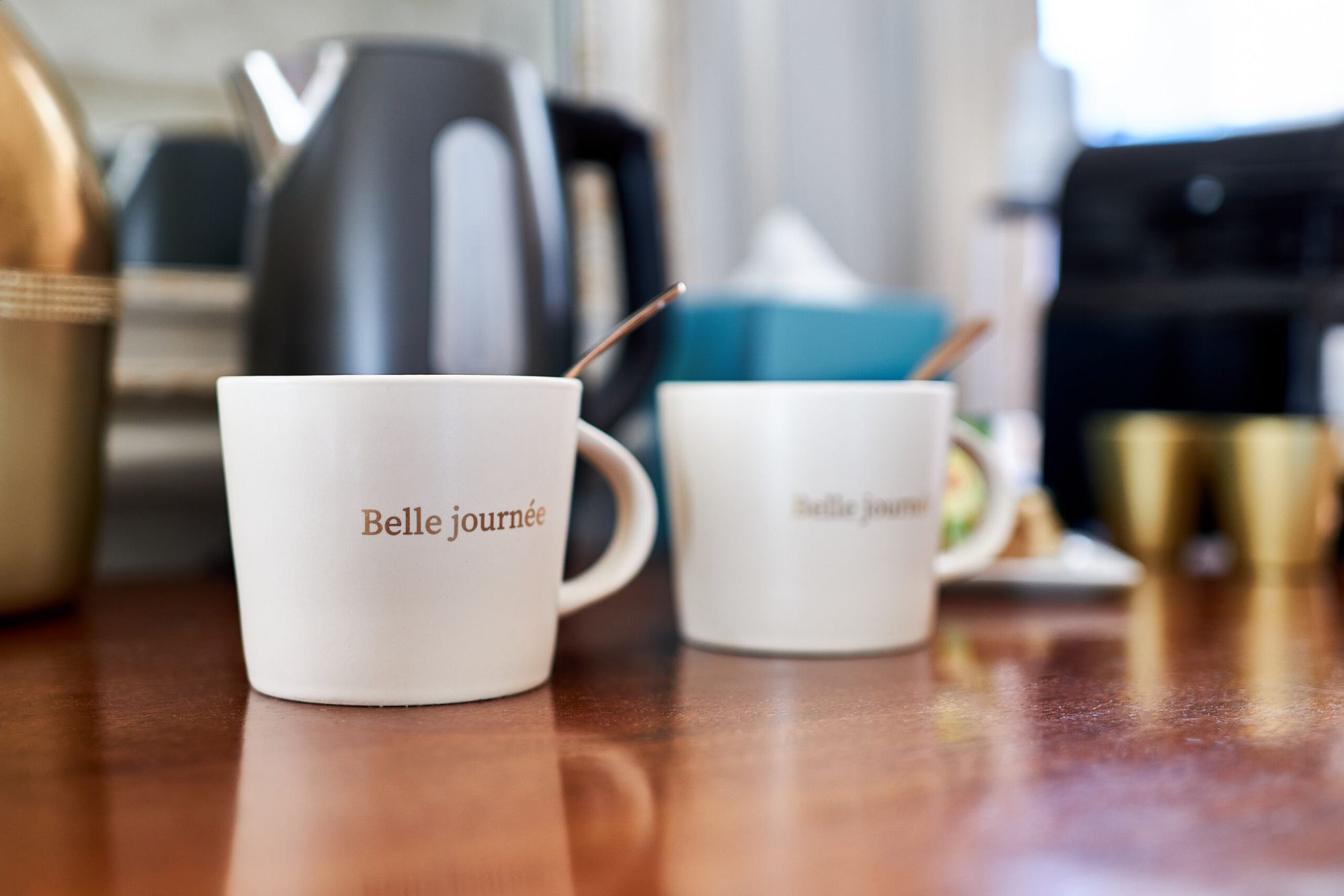 Détail de mugs posés sur une table dans un logement de location saisonnière